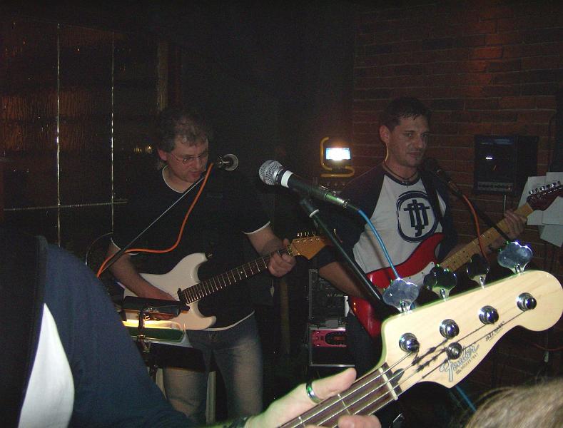 Gitarrieros mit Basskopf.jpg